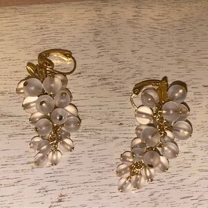 Vintage 80's Avon Gold Tone Frosted Grapes Clip On Dangle Earrings